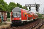 Hier ein RE1 (RE18004)  Baumblüten-Express  von Berlin Zoologischer Garten nach Werder(Havel), bei der Einfahrt am 1.5.2014 in Potsdam Park Sanssouci.