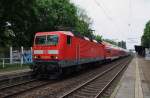 Hier 143 812-6 mit einem RE1 (RE18005)  Baumblüten-Express  von Werder(Havel) nach Berlin Zoologischer Garten, dieser Zug stand am 1.5.2014 in Potsdam Charlottenhof.