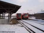 Die Deutsche Bahn AG und die Prignitzer Eisenbahn GmbH warten am Bahnsteig des Bahnhofes auf die Ausfahrtgenehmigung.