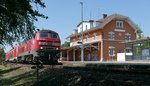 218 406-7 durchfhrt am 10.09.2016 mit dem IRE 4209, Ulm - Lindau, den Bahnhof Enzisweiler.