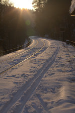 Haltepunkt Mittelnddorfer Mühle im Sebnitztal.Spuren im Schnee.