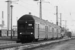 23. Oktober 1982. Bahnhof Radebeul Ost, ein Nahverkehrszug nach Meißen-Triebischtal fährt ein. Fällt mir ein uralter Witz ein:  Der Trabant (PKW) hat im Windkanal den zweiten Platz belegt!  --- und den ersten? -  den bekam eine Schrankwand 