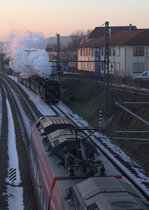 Leider wieder photografisch suboptimal, der RE Saxonia ist etwas zu spät in Radebeul Ost losgefahren,99 1777-4 hat am Treffpunkt schon den Regler geschlossen und kann auch das Lichtsignal des TW