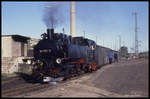 991787 holt hier im Bahnhof Radebeul am 2.5.1990 einen Personenzug aus der Abstellgruppe.