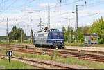 Bahnhof Röblingen am See: 151 079-1  Herr Meyer  hat hier Wagen mit Bauschutt für das Romonta-Bergbaugelände in Amsdorf übergeben und sich nun an die Bahnsteigkante von Gleis 3 gestellt.
Fotografiert mit Zoom vom Rand der Erdeborner Straße unter Beobachtung von Bahnpersonal.

🧰 Railsystems RP GmbH
🕓 19.5.2023 | 13:26 Uhr