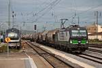 Am Morgen des 28.08.2015 fuhr ELL/ecco Rail 193 211  ecco Rail/Jimmy  mit ihrem Getreidezug (Basel Bad Rbf - Hegyeshalom) durch den Regensburger Hauptbahnhof in Richtung Passau/Ungarn.