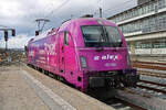 alex 183 005 (Alexa) steht nach der Ankunft aus München in Regensburg Hbf beim Lokwechsel und wartet auf die Abfahrt des Alex in Richtung Schwandorf. (26.02.2023)