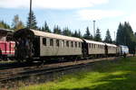 03.10.2012, Zum  Tag der Deutschen Einheit  findet das Herbstfest im Bahnhof Rennsteig statt. V180 758 hat diesen  Donnerbüchsenzug  gebracht.