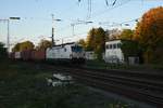 Zu fortgeschrittener Stunde kommt am heutigen Abend die 193 829 mit einem Containerzug durch Rheydt Hbf gen Köln gefahren.