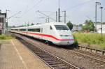 Steuerwagen 808 018-8 voraus fhrt der ICE Braunschweig von der Kbs 465 durch den Rheydter Hbf in Richtung Mnchengladbach.