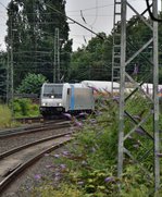 Ein Tele auf die 185 716-8 mit Kesselwagenzug in Rheydt Hbf am 27.7.2016
