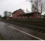 Das ehemailge Bahnhofsgebäude Rommerskirchen in Rosa.