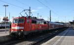 Die 111 046-9 der DB ist als Mogelpackung mit DB-Regiowagen für den Meridian auf der Strecke München-Salzburg unterwegs, hier am 7.1.2014 im Bahnhof Rosenheim.