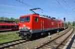 143 020-6 schiebt am 21.5.2017 den RE18490  Warnemünde-Express  von Berlin Hauptbahnhof (tief) nach Warnemünde aus dem Rostocker Hauptbahnhof.