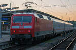 Verspäteter IC am Bahnsteig 8 des Hbf Rostock mit der Lok 120 101.