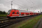 RE5 (RE4357) von Rostock Hauptbahnhof nach Wünsdorf-Waldstadt verlässt am 12.8.2017 den Startbahnhof.