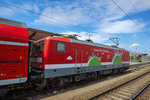 RE 5 mit einer 112er Werbe-Lok auf Gleis 8 im Rostocker Hbf.