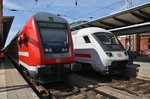 RE5 (RE4365) von Rostock Hauptbahnhof nach Elsterwerda mit 112 107 und IC2086 von Hannover Hauptbahnhof nach Stralsund Hauptbahnhof mit 101 019-8 stehen am 22.7.206 Seite an Seite im Rostocker