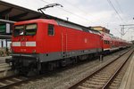 112 118 schiebt am 3.9.2016 den RE18490  Warnemünde-Express  von Berlin Hauptbahnhof (tief) nach Warnemünde aus dem Rostocker Hauptbahnhof.