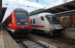 IC1989 von Rostock Hauptbahnhof nach Hamburg-Altona mit 101 125-3 trifft am 4.9.2016 im Rostocker Hauptbahnhof auf den RE5 (RE4367) nach Wünsdorf-Waldstadt mit 114 005.