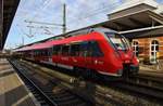 442 349-7 steht am 14.1.2017 als S2 von Warnemünde nach Güstrow im Rostocker Hauptbahnhof.