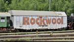 Alter Großraum-Güterwagen mit der Bezeichnung  Hbbks  und Aufschrift der ROCKWOOL International A/S (Hersteller von Dämmstoffen), abgestellt bei den Eisenbahnfreunden Zollernbahn e.V.