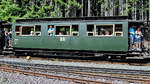 Ein historischer Personenwagen der Harzer Schmalspurbahnen.