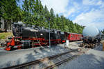 Die Dampflokomotive 99 236 beim Wasserfassen im Bahnhof Schierke. (August 2018) 