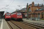 Im Bahnhof Schwerin herrscht noch das DB-Logo.