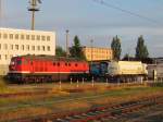 Ein Blick vom Bahnsteig 3/4 Des Bahnhofes Schwerin  rber ins Eisenbahn und Technikmuseum Schwerin am 03.09.2012 mit einer Lok der BR 132 und V23 nebenan wird die Tankstelle der DB mit Dieselkraktsoff