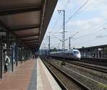 BAHNHOF SIEGBURG MIT ICE
Wie viele andere Bahnhöfe der Siegstrecke in den letzten 10 Jahren wurde auch der
Bahnhof SIEGBURG nach heutigen Ansprüchen modernisiert-hier rauscht,am 6.4.2017,
gerade der ICE KÖLN-FRANKFURT mit voller Fahrt durch.....