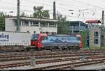 Blick auf 193 461-1  Olten  (Siemens Vectron) der SBB Cargo International mit Sattelaufliegern auf Flachwagen (KLV-Zug), die den Bahnhof Singen(Hohentwiel) in westlicher Richtung vor dem