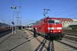 181 211-4 mit dem IC 182 von Zrich HB nach Frankfurt (Main) Hbf kurz nach dem Lokwechsel am Abend des 21.08.13 in Singen (Hohentwiel).