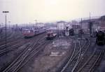 Singen (Hohentwil) an einem trüben 28.Februar 1969: links Ausfahrt der Diesellok 221 149, rechts davon Rangierlok 211 347 und die beiden Dampfloks 50 3024 und 50 503.