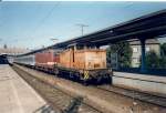 346 967 bei der Abholung einer Regionalbahn mit der 143 300 zur Reinigung im August 1997 in Stralsund Hbf.