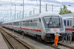 Frontscheiben putzen beim IC 2379 in Stralsund Hbf.