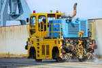 Zwei-Wege-Zugmaschine ZWR 140 DH von Windhoff hat die Rangierarbeiten im Stralsunder Nordhafen beendet und wurde ausgegleist, um per Strasse zum Südhafen zu fahren.