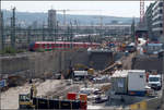 Der S-Bahntunnelbau hat so richtig Fahrt aufgenommen -    Während ein S-Bahnzug die Rampe abwärts in den Stuttgarter Innenstadttunnel rollt, wird daneben in großer Baugrube an der