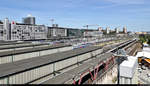 Von der Dachterrasse des neuen InfoTurmStuttgart (ITS) kann man ebenso über den Stuttgarter Kopfbahnhof blicken. Der Uhrturm im Bonatzbau, in dem es bis zum letzten Jahr bereits eine Ausstellung gab, ist mittlerweile wegen Sanierungsarbeiten geschlossen.
[29.7.2020 | 13:01 Uhr]