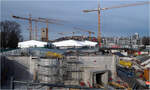 Zelte auf dem Bahnhofsdach -     Der Einbau der Glasdächer auf den Lichtaugen erfolgt unter einer Einhausung aus Containern mit Zeltdächern.