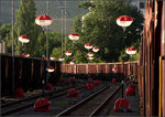 Laternen über den Güterwagen -    Im Bereich der Abstellgleise des Logistikbereiches für das Bahnprojekt Stuttgart 21 am Nordbahnhof finden sich über den Güterwagen dies