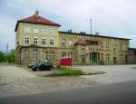 Das stattliche Empfangsgebude des Bahnhofs Templin prsentierte sich am 29.05.2013 in seiner gut erhaltenen Form von der Straenseite aus.