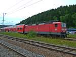 143 312-7 mit einer Freiburger Schwesterlok am 24.06.12 bei der Ausfahrt aus dem Bf Titisee Richtung Neustadt (Schwarzwald).