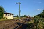 247 052-4 steht am Abend des 15.07.2014 mit französischen Tapps in Tüßling und wartet die Kreuzung mit 2 RegionalBahnen ab.