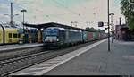 Containerzug mit 193 615-2 (Siemens Vectron) MRCE, vermietet an die boxXpress.de GmbH, durchfährt den Bahnhof Uelzen auf Gleis 102 Richtung Lüneburg.