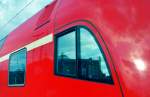 Der Hundertwasser-Bahnhof Uelzen spiegelt sich am 22.06.2001 im Fhrerstandsfenster des Steuerwagens vom RE 24340 (Uelzen–Hamburg).