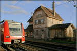 Kontraste -     Moderner Treibwagen vor dem altem, leider ungepflegten Bahnhofsgebäude von Urspring.