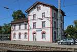 Blick auf ein Bahngebäude im Bahnhof Villingen(Schwarzw) am Hausbahnsteig (Gleis 1).