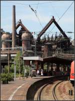 Der Bahnhof an der Hütte -     Ansicht des Bahnsteiges des Bahnhofes in Völklingen mit der Hütte im Hintergrund.