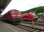 218 396-0 wartet mit ihrem RE (Erzingen (Baden) - Basel Bad Bf) im Bahnhof Waldshut auf die weiterfahrt.